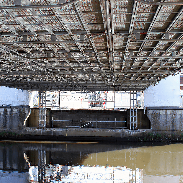 Afixfast X52 spann scaffold for bridge renovation with linked standards