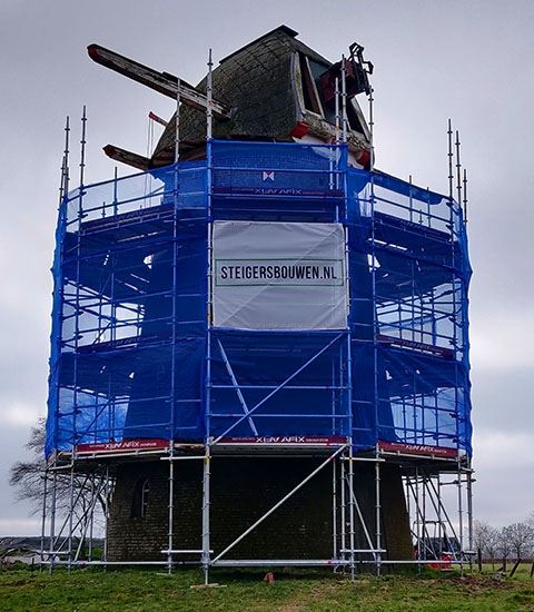 Afix fast X52 renovatiesteiger met steigernet voor Hollandse molen in Bergambacht